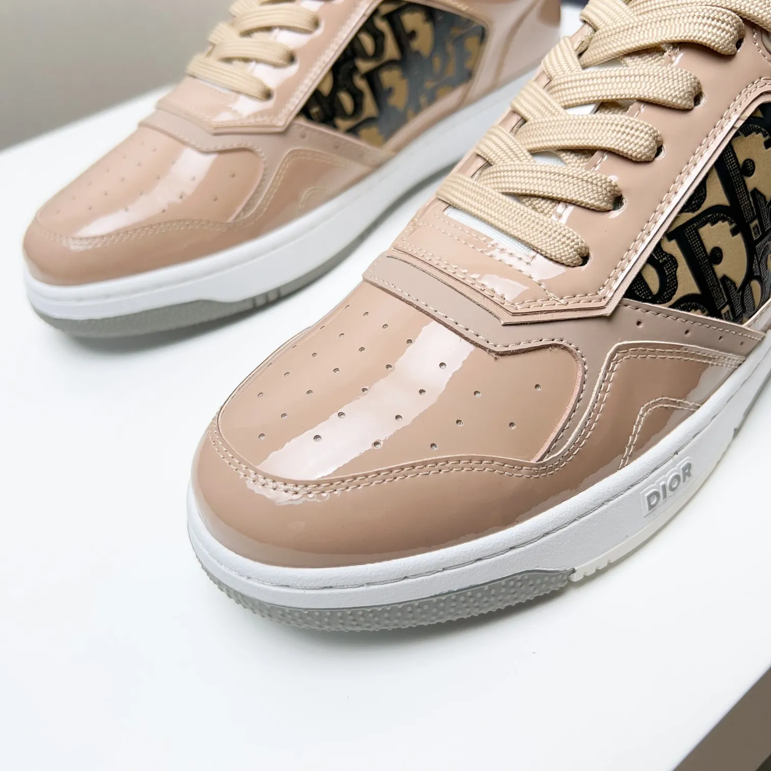 Men's Men's Shoes 💰400 [New] 🦩🦩Dior - Low-top sneakers 2025 spring men's collection new arrivals [Celebrate][Celebrate][Celebrate], reinterpret the basketball shoe design and become a classic Dior item [Strong][Strong][Strong], crafted in black and cream white smooth cowhide with beige suede, leather display on the side The CD logo, tongue, sole and back side are decorated with various distinctive details to enhance the style[666][666], while eyelet details, topstitching and rubber panels highlight the dynamic charm of its athletic style[strong][strong][strong]. It has a two-color rubber sole, which can be matched with various clothing to create a refined look. Size: 38 to 44 (45 can be customized